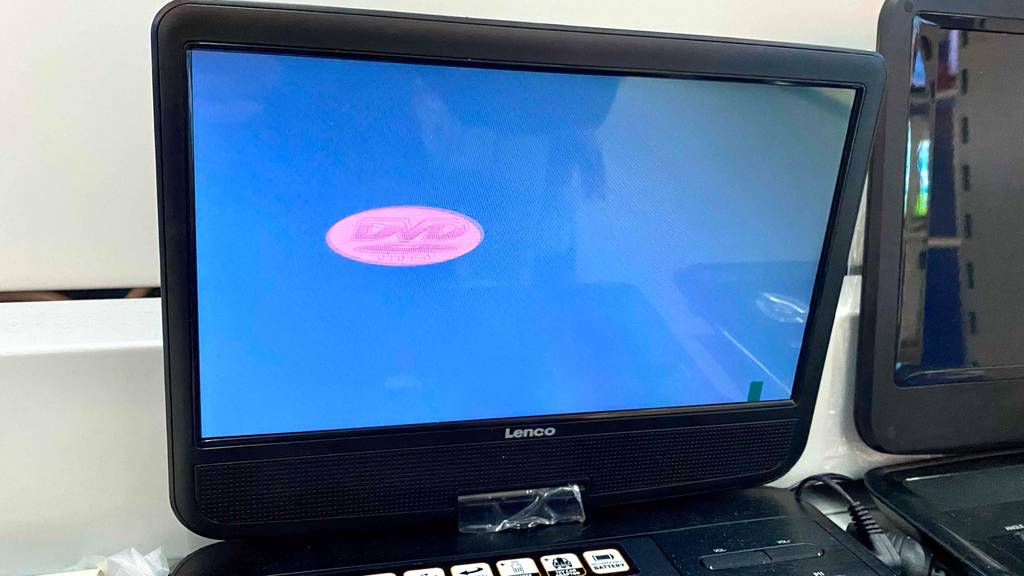 Tragbarer-DVD-Player-Test: Display eines DVD-Players im Fokus.