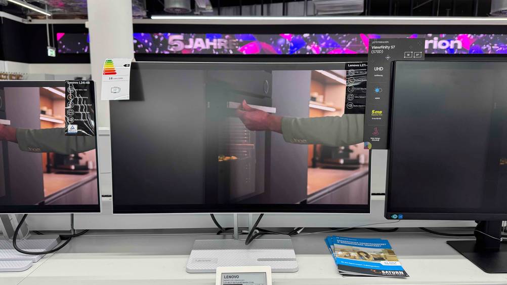 Frontaufnahme des getesteten Lenovo-Monitors mit 27 Zoll.