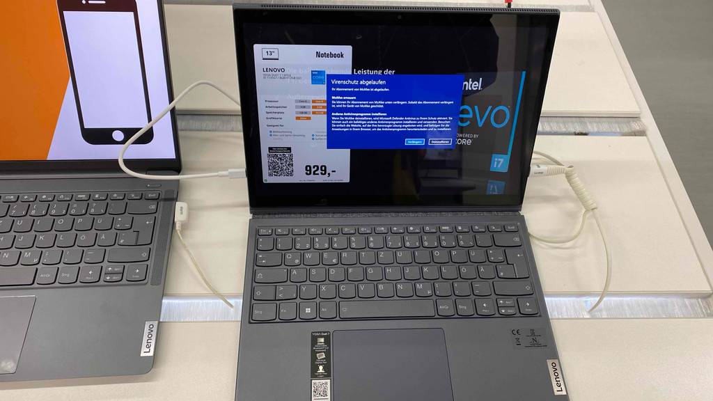 Notebook-13-Zoll-Test: eingeschaltetes Notebook aufgeklappt mit Preis und anderen Informationen zum Gerät am Display zu sehen. 