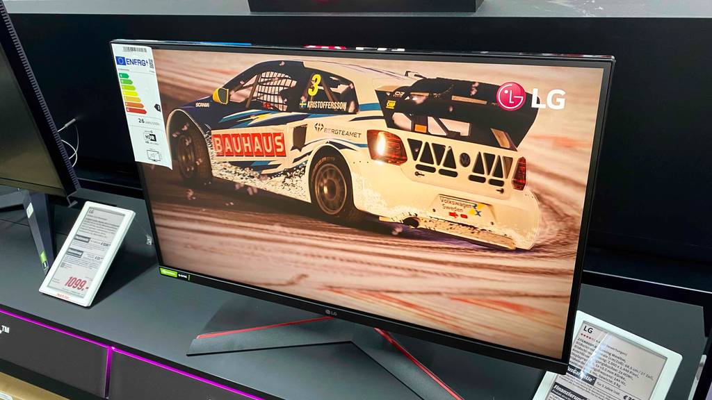 240-Hz-Monitor im Test: Mit Auto auf dem Monitor.