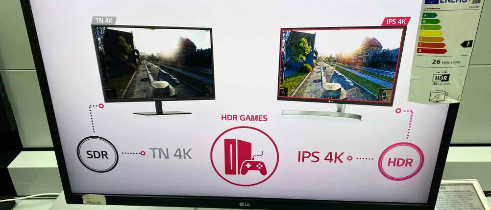 4K-Monitor-Test: Frontansicht eines Monitors im eingeschalteten Zustand.