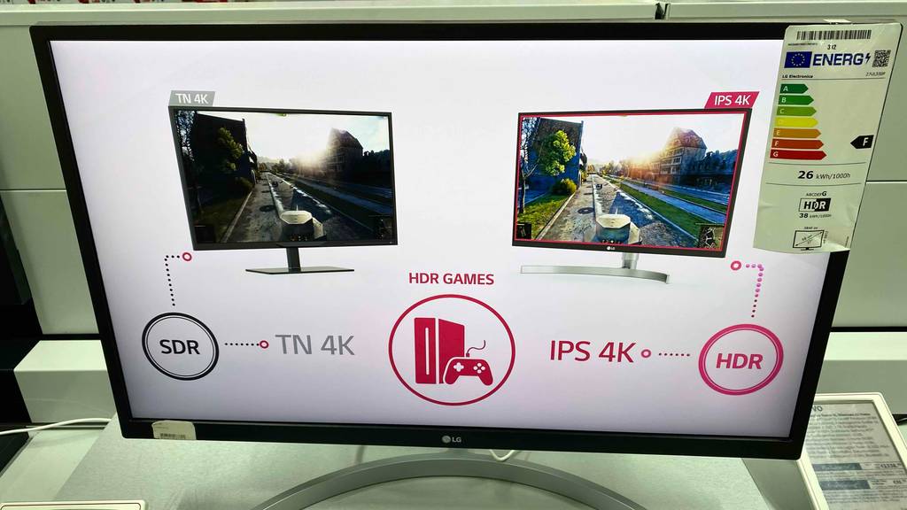27-Zoll-4K-Monitor-Test: Frontansicht eines Monitors im eingeschalteten Zustand.