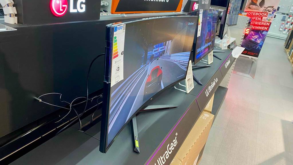 Curved-Monitor mit 144 Hz im Test: mehrere Curved-Monitore mit 144 Hz stehen nebeneinander in einem Geschäft als Ausstellungsstück.