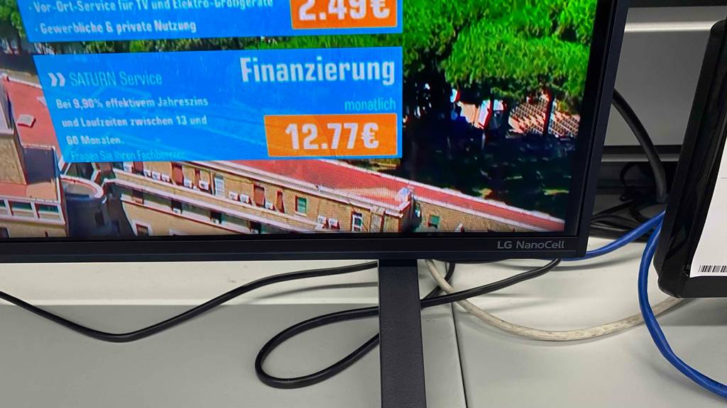 LG-Fernseher-43-Zoll getestet: unterer Rahmen eines Fernsehers im Fokus.