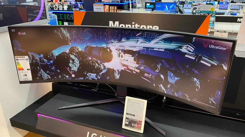 Ultrawide-Monitor-Test: ein eingeschalteter Ultrawide-Monitor mit mit Etikett, worauf die Energieeffizienzklasse notiert ist und andere Informationen zum Gerät.