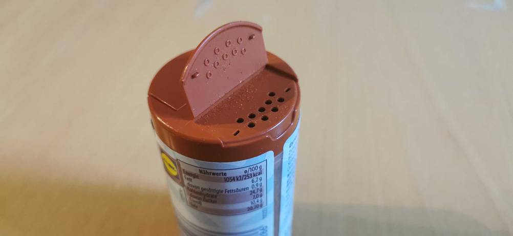 Nahaufnahme der Steuerseite des Deckels eines getesteten Gyrosgewürzes.