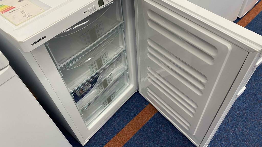 Gefrierschrank (4 Schubladen) getestet: Innenansicht mit 4 Schubladen.