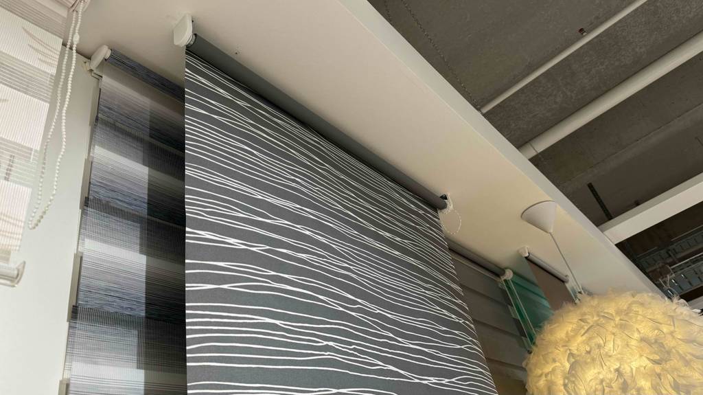 Oberer Teil der getesteten Senkrechtmarkise, bei welcher die Halterung an der Wand beferstigt ist.