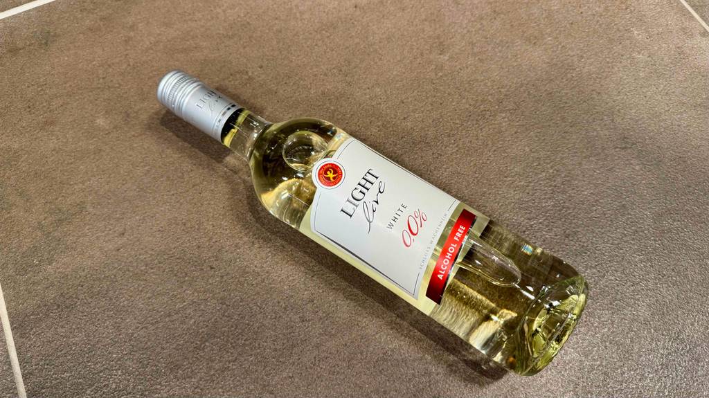 Eine liegende Flasche des getesteten alkoholfreier Weißweins,