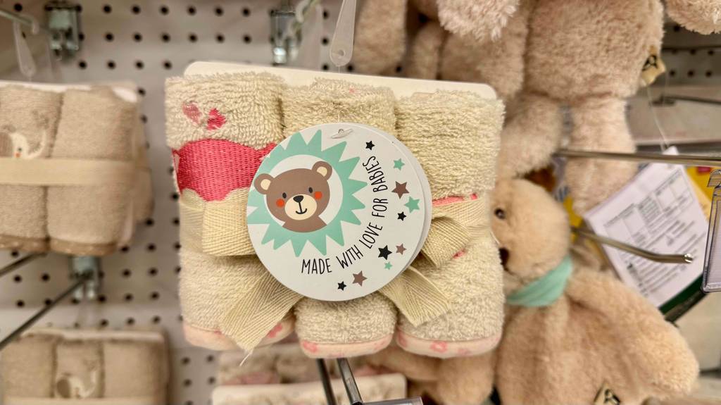 Getestete Waschlappen für Babys hängen in einem Regal.