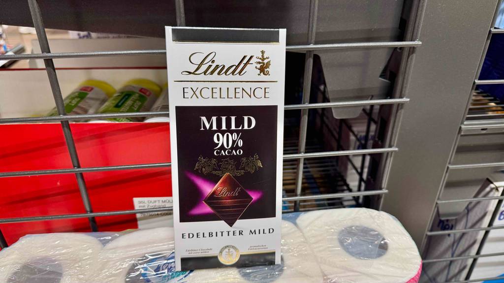 Die getestete Lindt-Schokolade von vorn an einem Regal angelehnt.