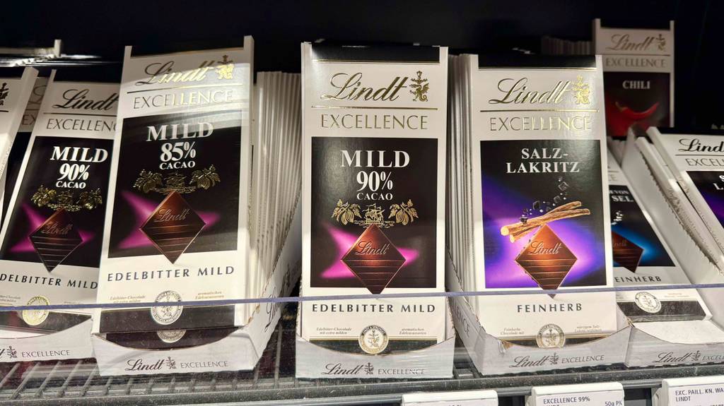 Test: Mehrere Sorten der Lindt-Schokolade befinden sich in einem Regal.