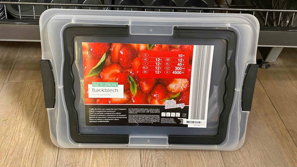 Im Test: Ein Backblech von vorne mit Deckel.