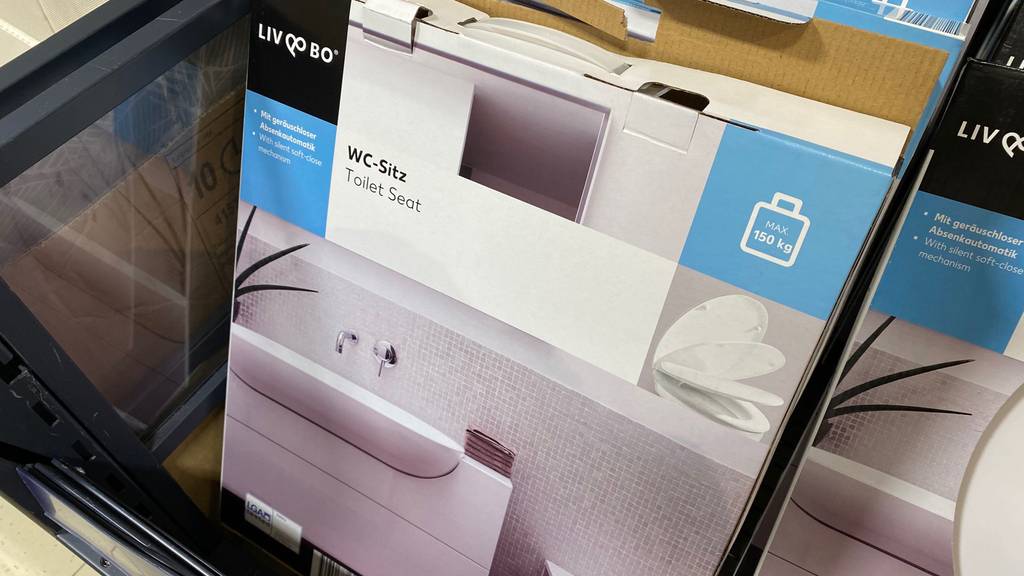 WC-Sitz-Test: WC-Sitz in Verpackung der Marke Liv-bo mit geräuschloser Absenkautomatik.