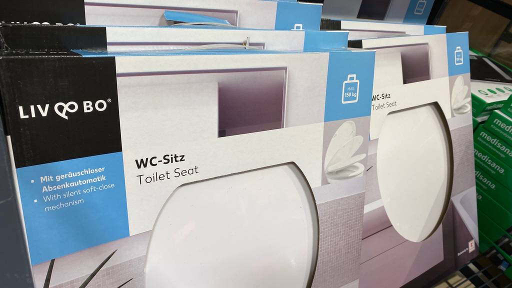 WC-Sitz im Test: zwei Verpackungen von weißen WC-Sitze mit einer maximalen Belastung von 150 kg.