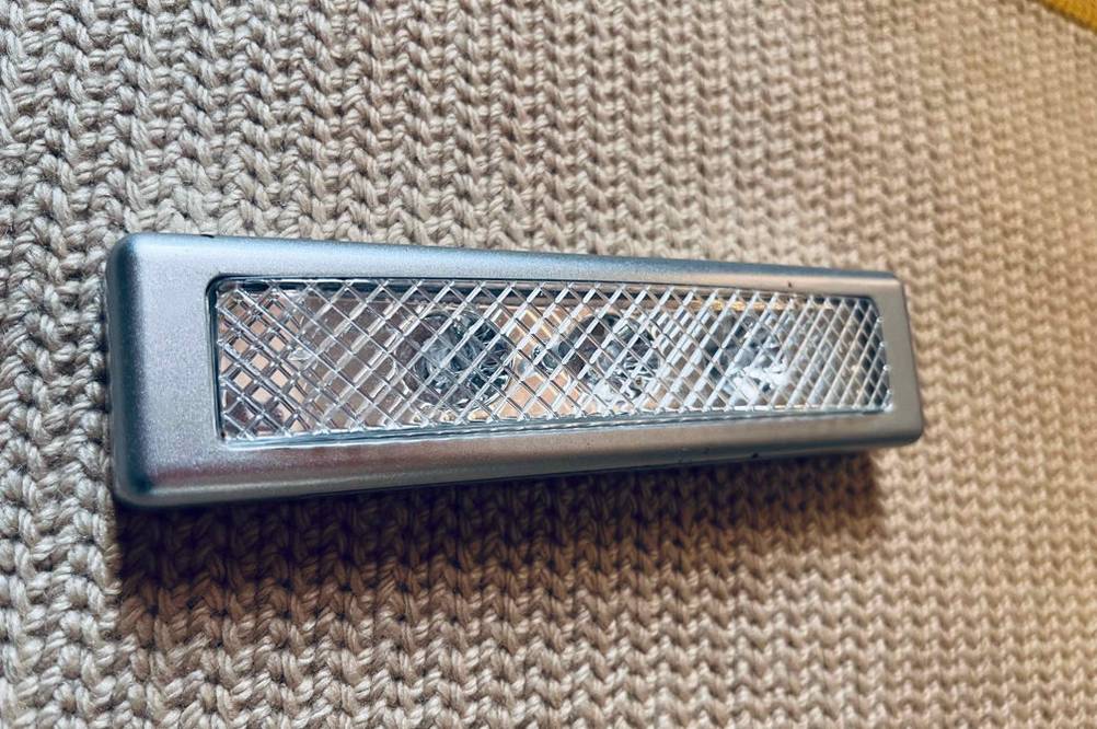 Eine getestete LED-Lightbar liegt auf einer Stoffoberfläche vertikal.