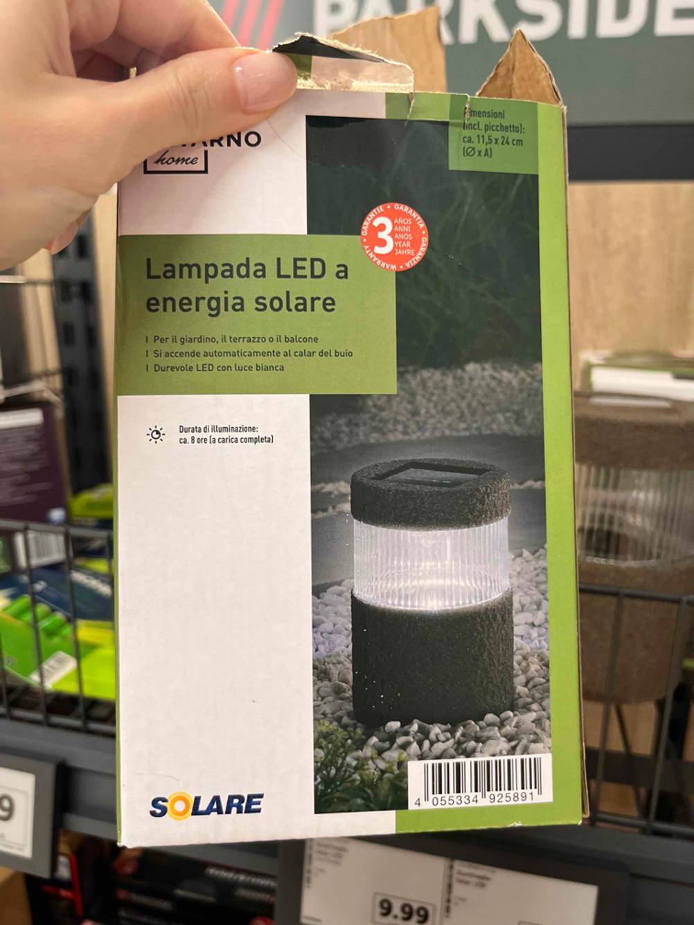Getestete Solar-Bodenleuchten-Verpackung wird in der Hand gehalten