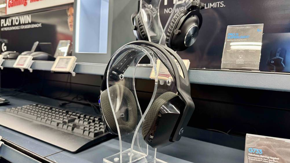 Das getestete Logitech-Headset befindet sich auf einer Kopfhörerhalterung.