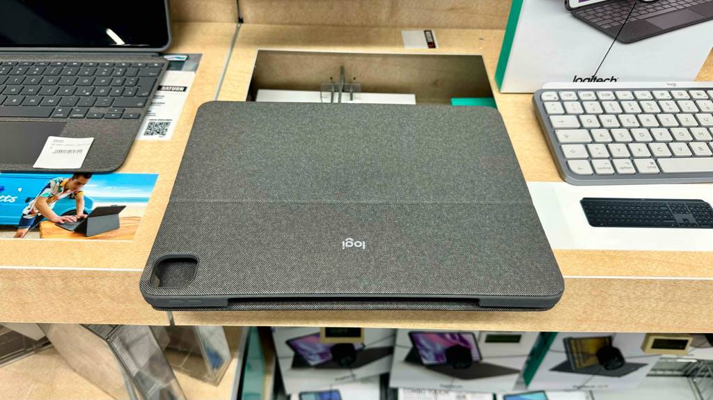 Die getestete Hülle für das iPad 8 im geschlossenen Zustand ist auf einem Regal platziert.