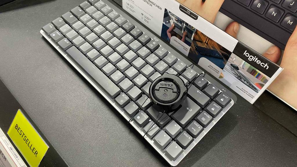 Im Test: Auf einer grauen Fläche steht eine Mini-Tastatur von links seitlich.