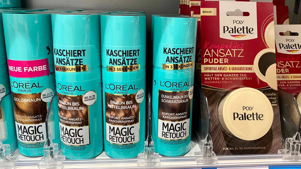 Ansatzspray im Test: Ansatzsprays von Loreal in einem Regal stehend neben anderen Ansatzpuder.