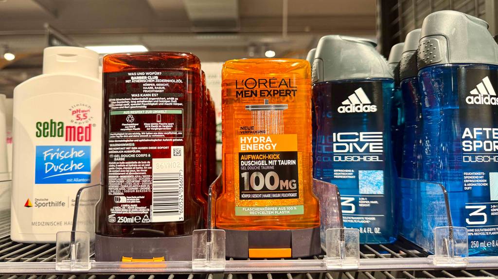 Das getestete L'Oréal-Men-Expert-Duschgel steht im Regal neben anderen Duschgels.