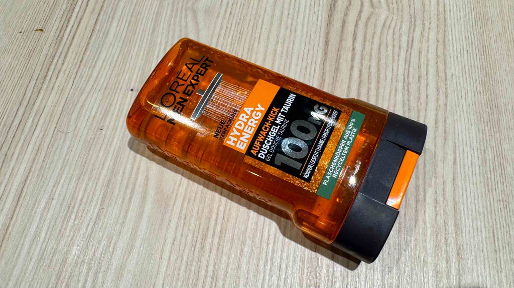 Das getestete L'Oréal-Men-Expert-Duschgel liegt auf einer Fläche in Holzoptik.