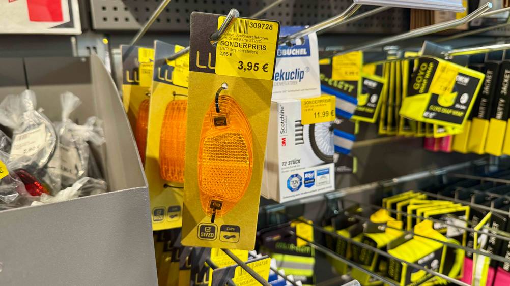 Mehrere Speichenreflektor, die getestet wurden hängen in einem Regal.