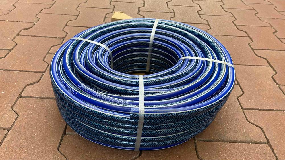 Gartenschlauch-50m- im Test: blauer Gartenschlauch eingerollt und mit Kabelbinder fixiert.