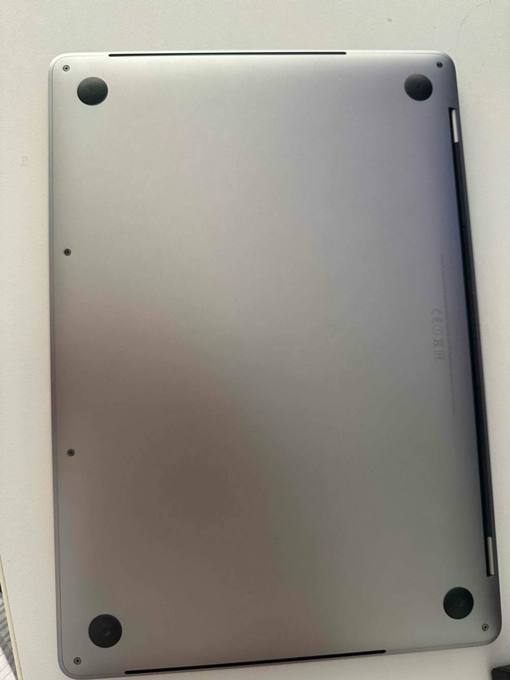 Laptop für Bildbearbeitung und Musikproduktion-Test: ein Laptop mit der Rückseite ersichtlich auf eine weiße Fläche gelegt.