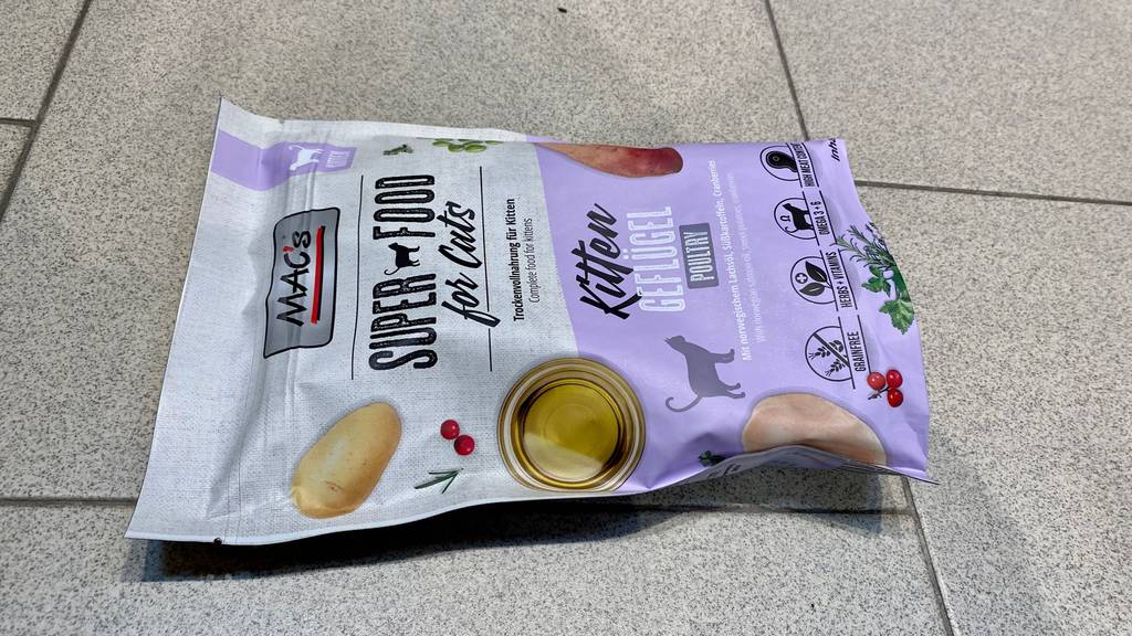 Mac's-Katzenfutter getestet: Eine Packung von der Seite auf hellem Fließenboden