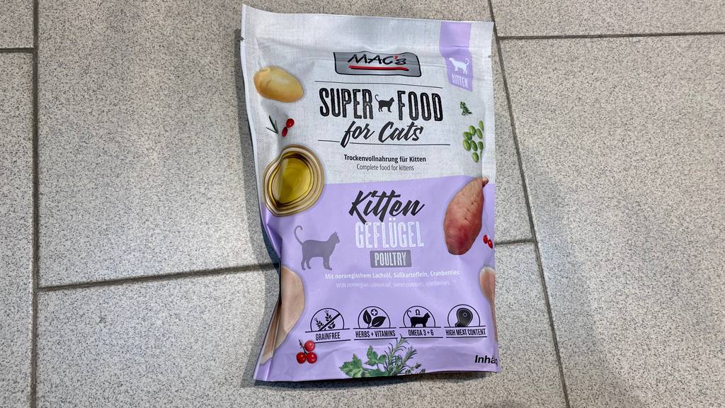 Mac's-Katzenfutter getestet: Eine Packung Futter auf hellem Fließenboden