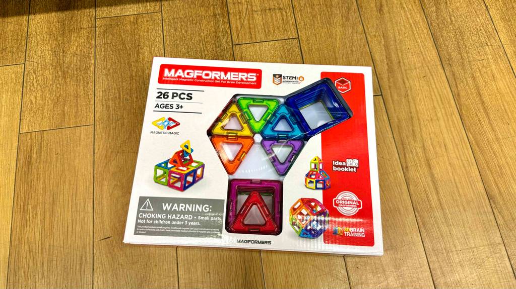 Die Verpackung von getesteten magnetische Bausteinen liegt auf dem Boden.