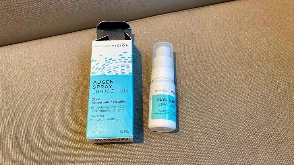 Augenspray getestet: Verpackung eines Augenspray und daneben liegend der geschlossene Spray.