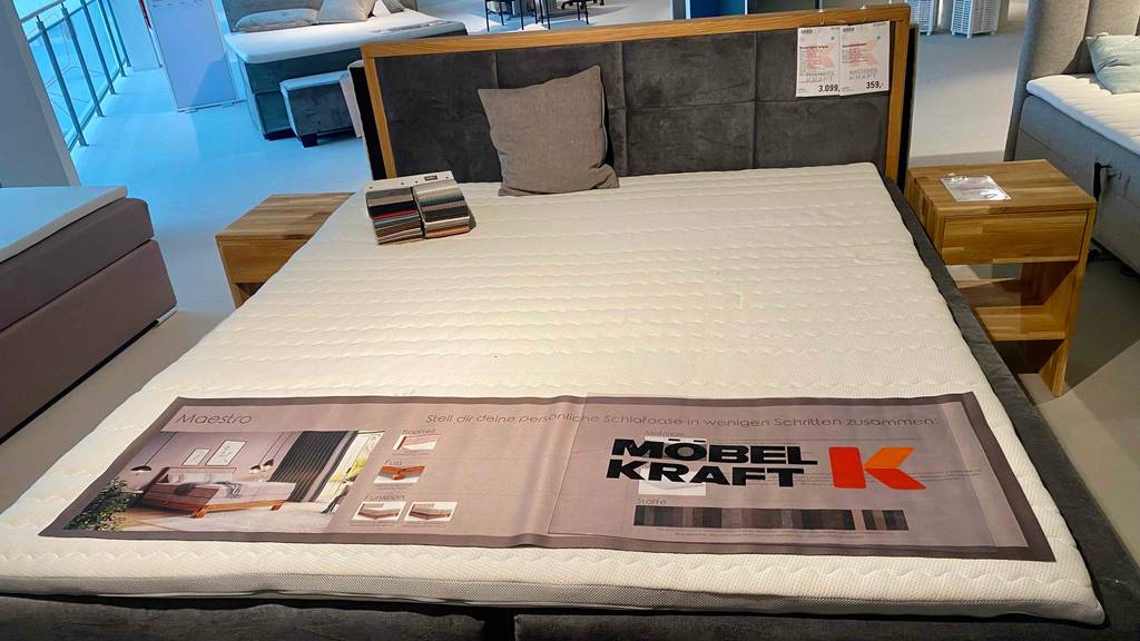 Ein getesteter Visco-Topper auf einem Doppelbett in einer Ausstellung.