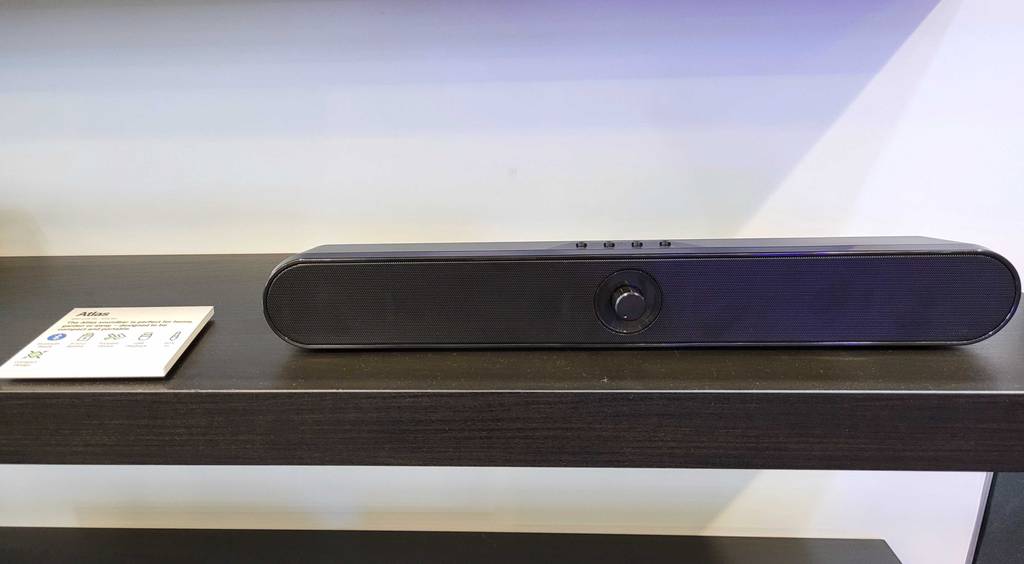 Bluetooth-Soundbar im Test: Eine Soundbar auf einer dunklen Oberfläche