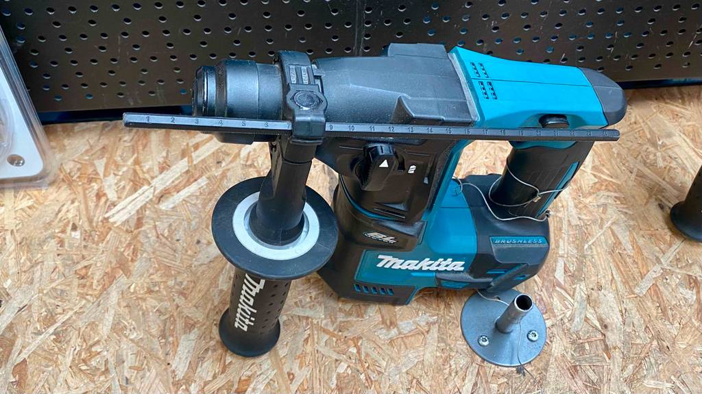 Makita-Akku-Bohrhammer im Test: Makita-Akku-Bohrhammer steht auf einem Holztisch.