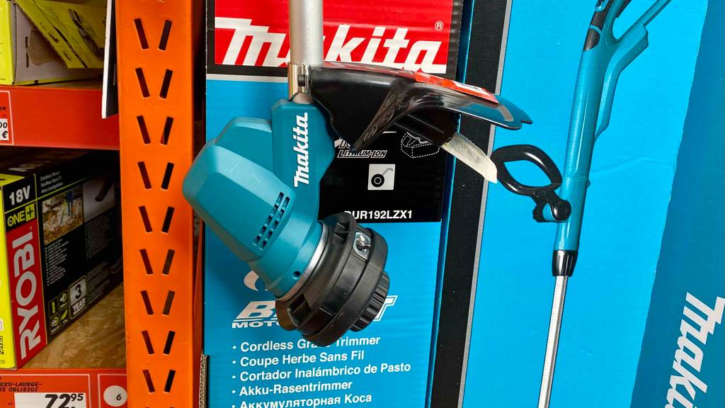 Makita-Rasentrimmer getestet: unterer Teil eines Makita-Rasentrimmers von der Seite ersichtlich.