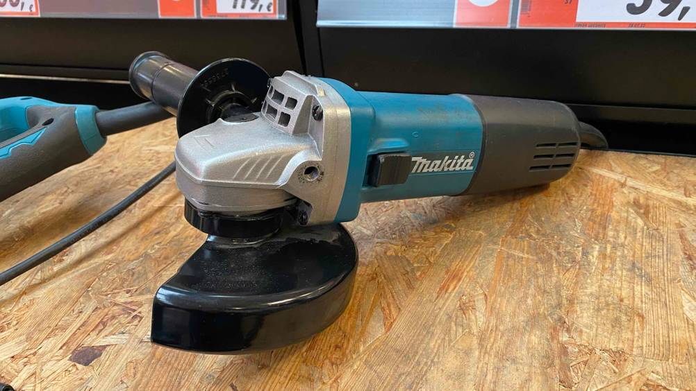 Makita-Winkelschleifer 125 getestet: Ein Gerät von schräg vorne auf einer Holzfläche.