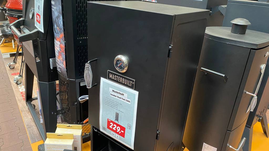 Im Test: Ein Smoker in einem Austellungsraum neben anderen Geräten.
