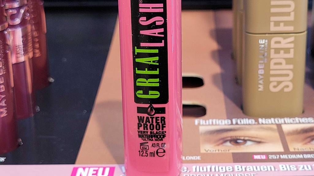 Test: Unterer Teil der wasserfesten Maybelline-Mascara ersichtlich, mit 12,5 ml Inhalt.