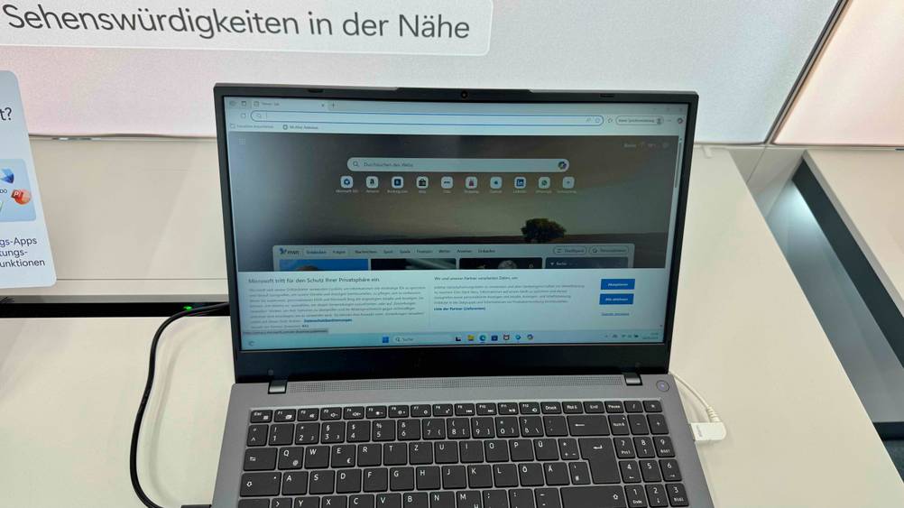 Der getestete Medion-Laptop im geöffneten Zustand.