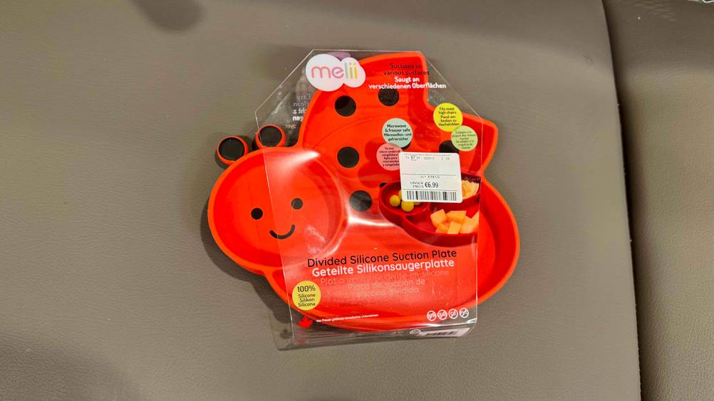 Ein rotes Kindergeschirr aus Silikon, das getestet wurde, ist von oben ersichtlich.