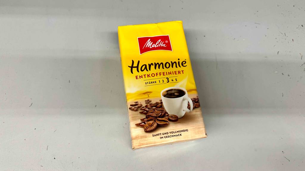 Getesteter Melitta-Kaffeebohnen liegt auf einer grauen Fläche mit der Stärke Nr. 3.