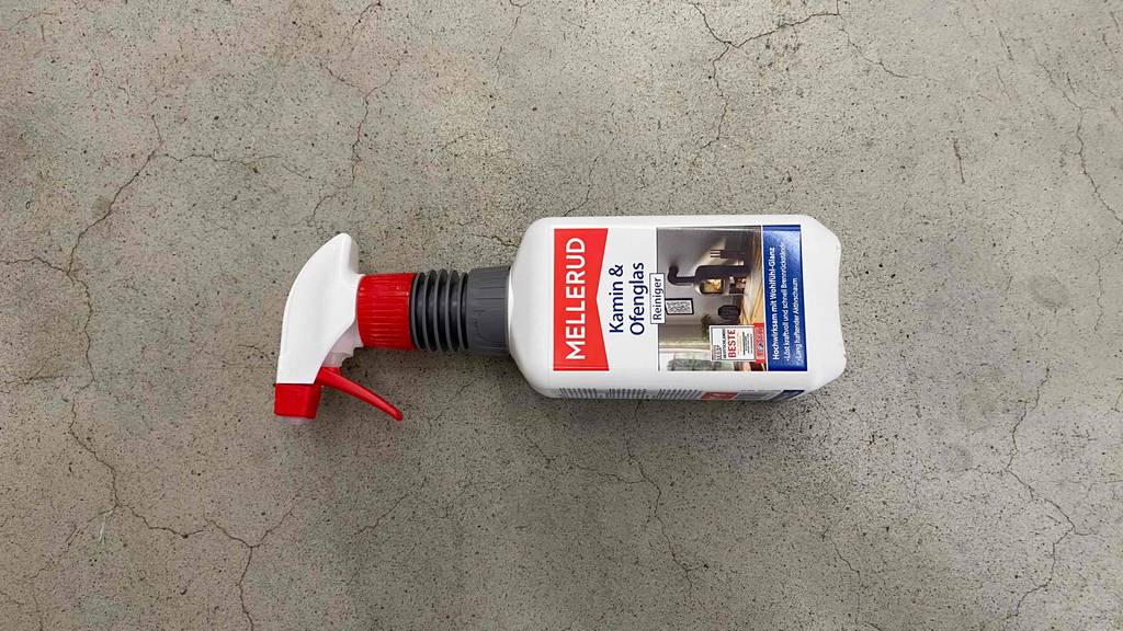 Liegende 500-ml-Sprühflasche mit getestetem Mellerud-Kaminreiniger.