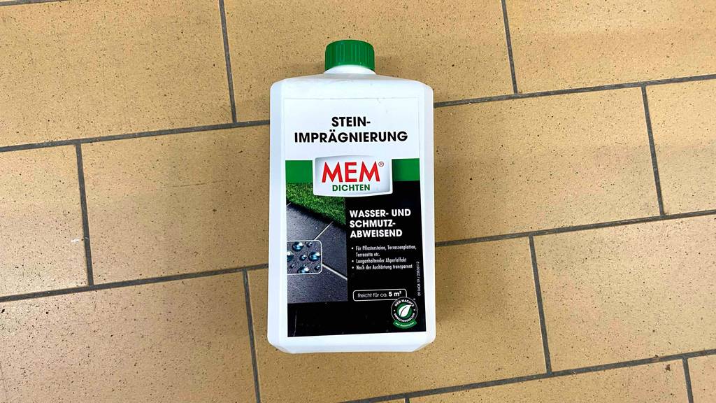 Stein-Imprägnierung getestet: eine Stein-Imprägnierung von Mem Dichten liegt auf einem Boden.