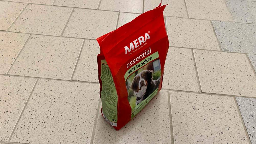 Getestet: Eine Packung Mera-Hundefutter steht leicht seitlich auf einem Fließenboden