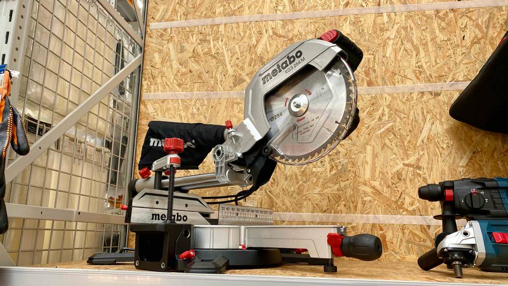 Metabo-Kappsäge getestet: eine Metabo-Kappsäge steht in einem Geschäft neben anderen Artikeln.