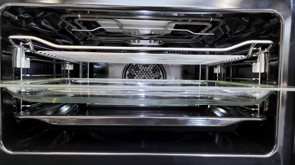 Innenraum vom getesteten Backofen mit Mikrowelle