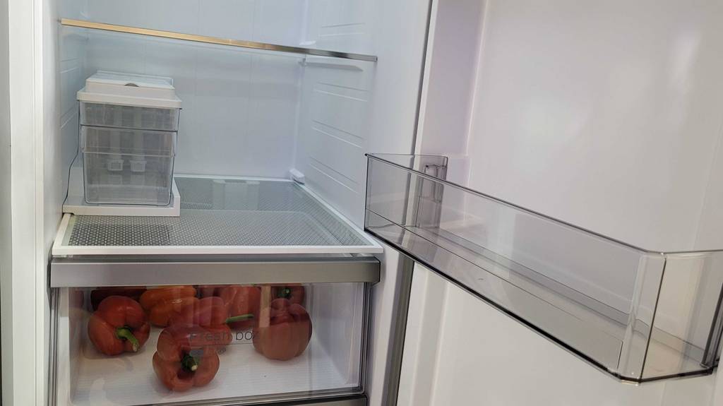 Side-by-Side-Kühlschrank-Test: Innenraum mit diversen Fächern und Ablagen sowie Obstbox.